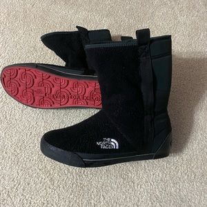 Women’s size 8 North Face winter boots